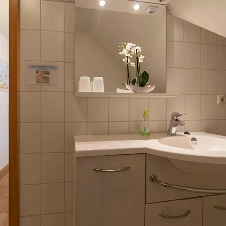 Luv Und Lee - Ueber Dem Apartmán